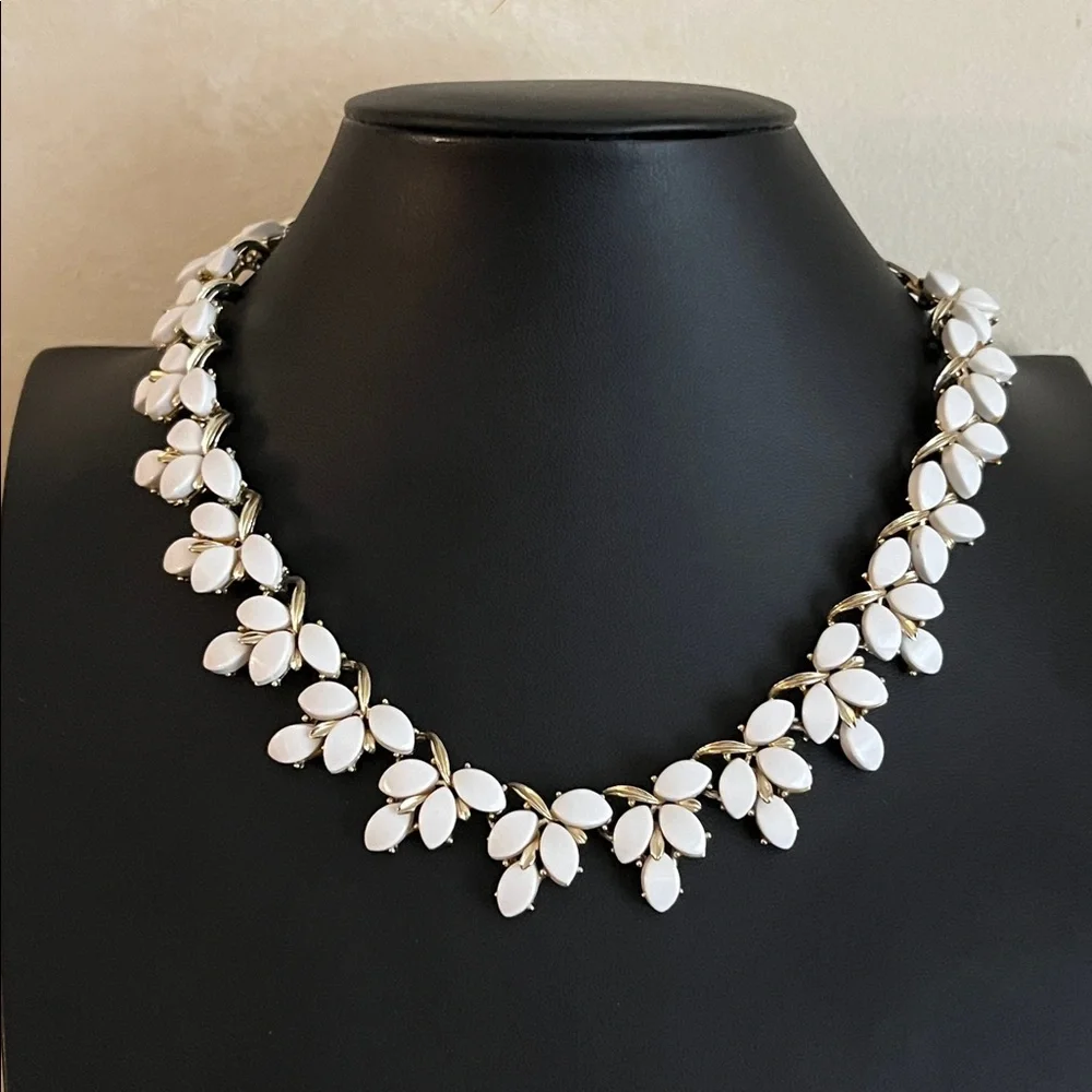 Vintage Kramer white thermoset draping leaves choker and clip ear climber set - Picture 3 of 13